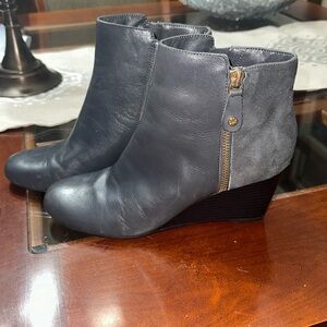 Issac Mizrahi gray suede & leather short wedge boots with gold zipper detail